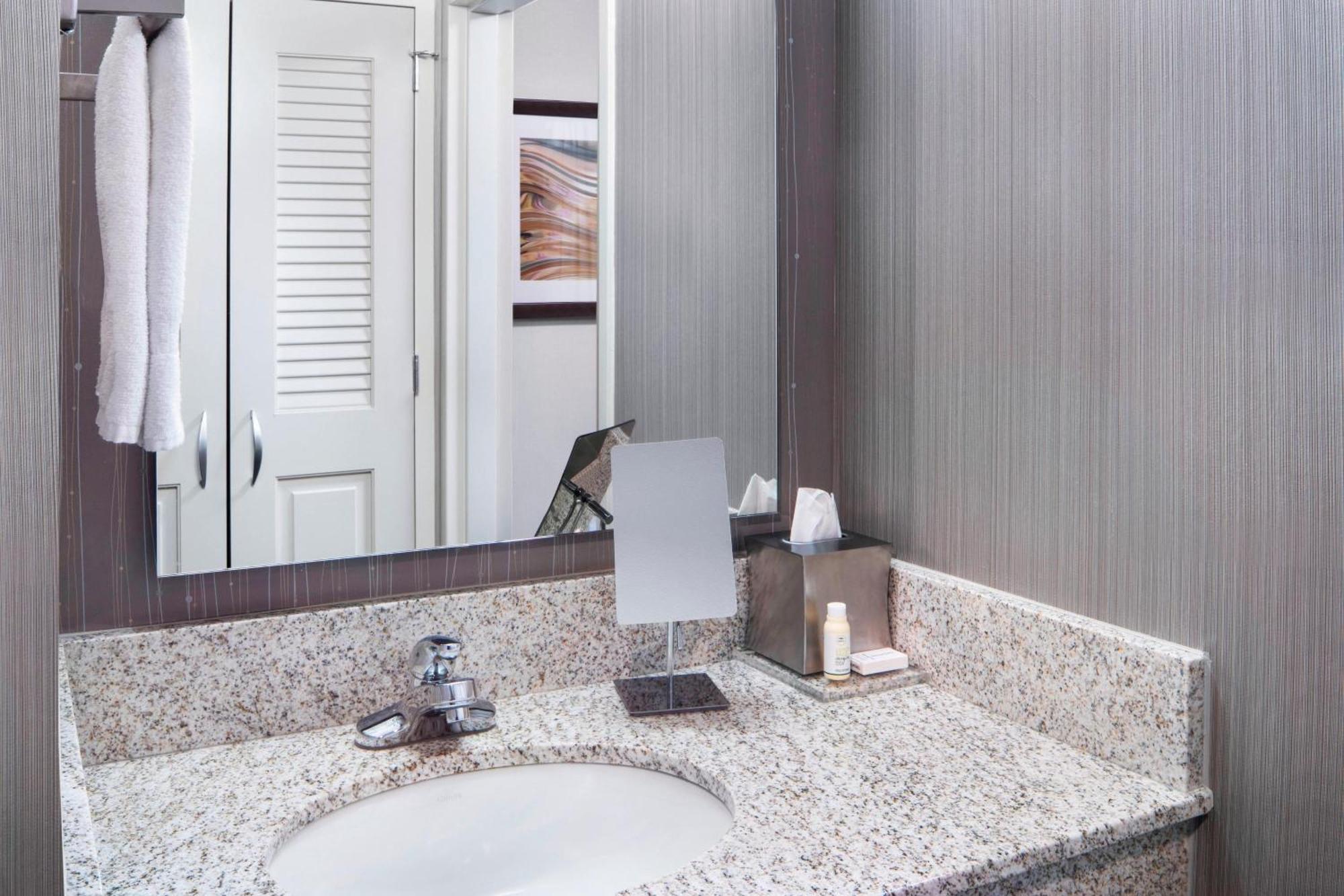 Courtyard By Marriott Jersey City Newport Exteriör bild
